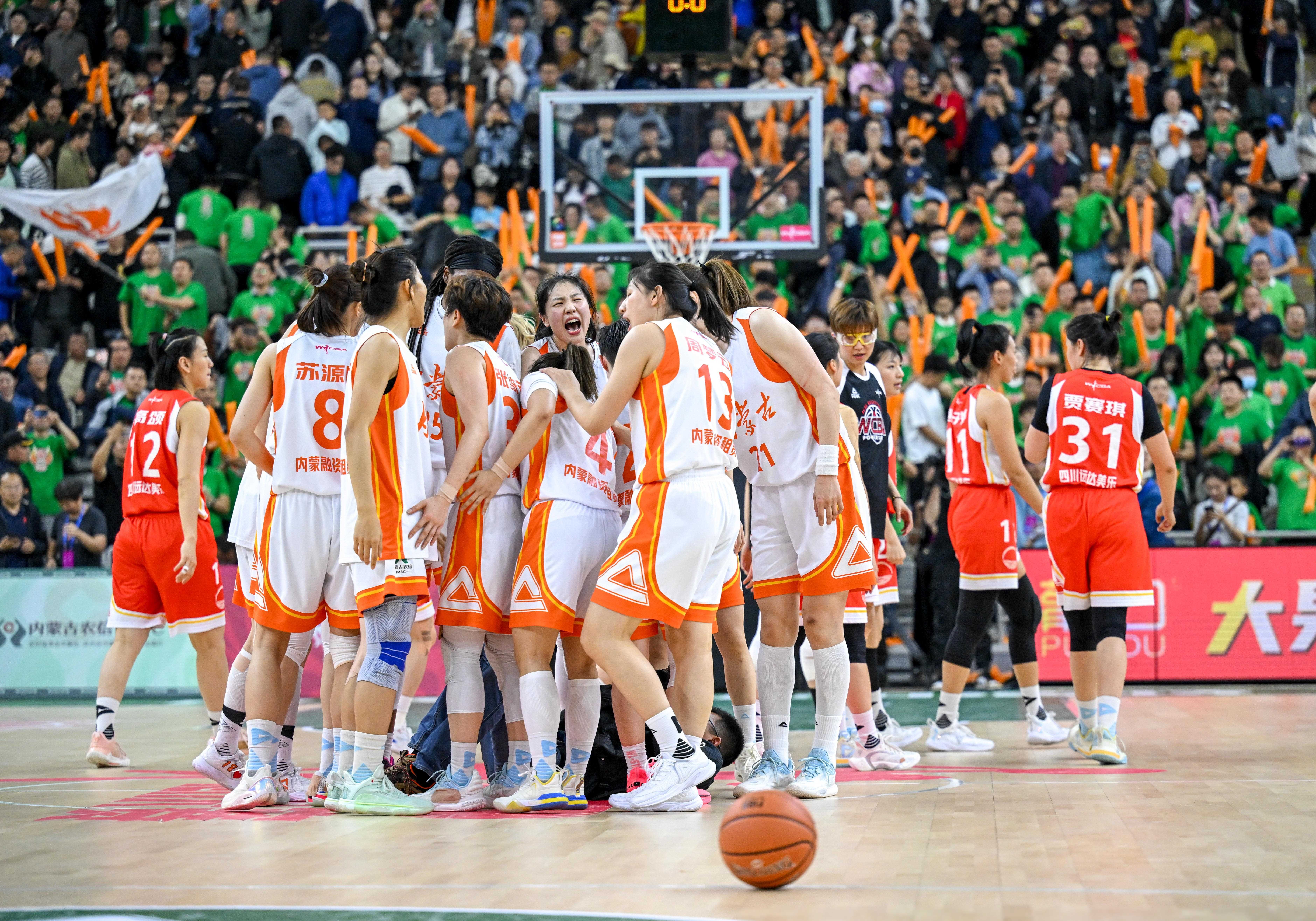 球员在赛场上挥洒的青春的汗水 球员在赛场上挥洒的青春的汗水