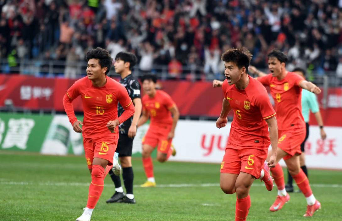 球员在赛场上挥洒的青春的汗水 球员在赛场上挥洒的青春的汗水